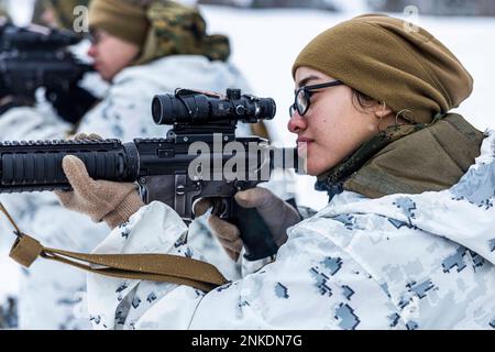 Setermoen, Norwegen. 11. Februar 2023. USA Katie Callejatufino, Munitionstechniker beim Combat Logistics Battalion 2, 2D Marine Logistics Group, greift im Rahmen der Marine Rotational Forces Europe in Setermoen, Norwegen, am 11. Februar 2023 Ziele während eines Feuerfeldes an. MRF-E konzentriert sich auf regionale Engagements in ganz Europa, indem verschiedene Übungen, Schulungen zur Bergkriegsführung und Militär-zu-Militär-Einsätze durchgeführt werden, was die allgemeine Interoperabilität der USA verbessert Marinekorps mit Verbündeten und Partnern. (Kreditbild: © Dylan Chagnon/USA Marines/ZUMA Pres Stockfoto