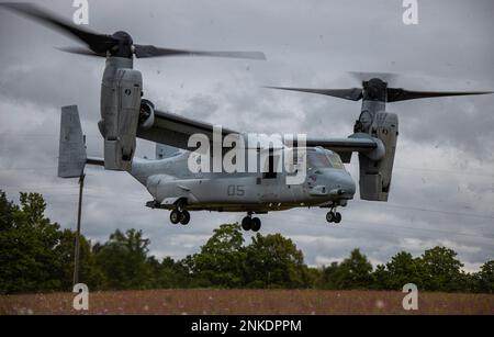 Ein MV-22 Osprey startet am Drew Kostic Memorial 5K in der Nähe von Traverse City, Michigan, am 13. August 2022. Die USA Das Marine Corps stellte statische Ausstellungen, Touren und Demonstrationen von Flugzeugen bereit, um sich mit der Ausrüstung und den Möglichkeiten des Marine Corps vertraut zu machen. Stockfoto
