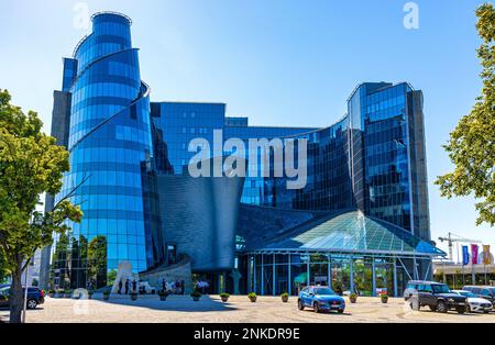 Warschau, Polen - 26. Juni 2022: Hauptquartier des polnischen öffentlichen Fernsehens in der Woronicza-Straße im Warschauer Stadtteil Mokotow Stockfoto