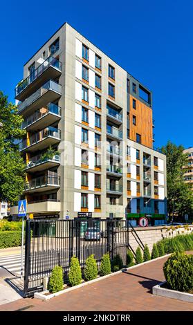 Warschau, Polen - 26. Juni 2022: Cascade Residence modernes Wohnhaus in der Modzelewskiego Straße im Mokotow Bezirk von Warschau Stockfoto