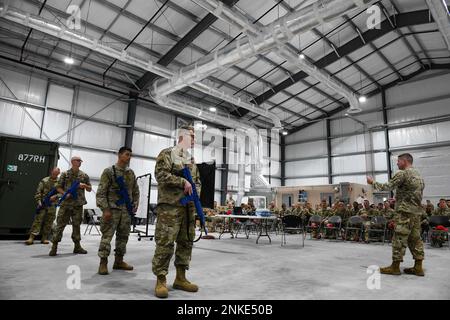 USA Flugzeuge des 202. Rapid Engineer Deployable Heavy Operational Repair Squadron Engineer oder ROTPFERD führen am Camp Blanding Joint Training Center in stark, Florida, vom 13. Bis 14. August 2022 eine Schulung zum Kraftschutz durch. Die Schulung zum Kraftschutz bietet Taktiken, um auf Bedrohungsaktionen zu reagieren, die Sicherheit der Einheit zu gewährleisten und individuelle Schutzmaßnahmen in einer Trainingsumgebung zu ergreifen. Stockfoto