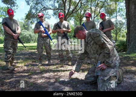 USA Flugzeuge des 202. Rapid Engineer Deployable Heavy Operational Repair Squadron Engineer oder ROTPFERD führen am Camp Blanding Joint Training Center in stark, Florida, vom 13. Bis 14. August 2022 eine Schulung zum Kraftschutz durch. Die Schulung zum Kraftschutz bietet Taktiken, um auf Bedrohungsaktionen zu reagieren, die Sicherheit der Einheit zu gewährleisten und individuelle Schutzmaßnahmen in einer Trainingsumgebung zu ergreifen. Stockfoto