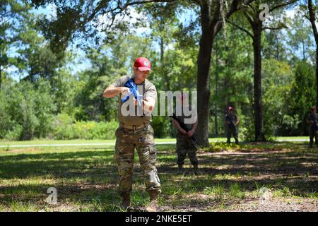 USA Flugzeuge des 202. Rapid Engineer Deployable Heavy Operational Repair Squadron Engineer oder ROTPFERD führen am Camp Blanding Joint Training Center in stark, Florida, vom 13. Bis 14. August 2022 eine Schulung zum Kraftschutz durch. Die Schulung zum Kraftschutz bietet Taktiken, um auf Bedrohungsaktionen zu reagieren, die Sicherheit der Einheit zu gewährleisten und individuelle Schutzmaßnahmen in einer Trainingsumgebung zu ergreifen. Stockfoto