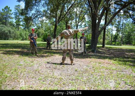 USA Flugzeuge des 202. Rapid Engineer Deployable Heavy Operational Repair Squadron Engineer oder ROTPFERD führen am Camp Blanding Joint Training Center in stark, Florida, vom 13. Bis 14. August 2022 eine Schulung zum Kraftschutz durch. Die Schulung zum Kraftschutz bietet Taktiken, um auf Bedrohungsaktionen zu reagieren, die Sicherheit der Einheit zu gewährleisten und individuelle Schutzmaßnahmen in einer Trainingsumgebung zu ergreifen. Stockfoto