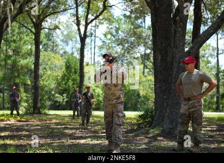 USA Flugzeuge des 202. Rapid Engineer Deployable Heavy Operational Repair Squadron Engineer oder ROTPFERD führen am Camp Blanding Joint Training Center in stark, Florida, vom 13. Bis 14. August 2022 eine Schulung zum Kraftschutz durch. Die Schulung zum Kraftschutz bietet Taktiken, um auf Bedrohungsaktionen zu reagieren, die Sicherheit der Einheit zu gewährleisten und individuelle Schutzmaßnahmen in einer Trainingsumgebung zu ergreifen. Stockfoto