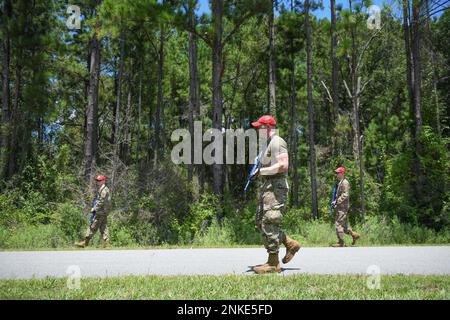 USA Flugzeuge des 202. Rapid Engineer Deployable Heavy Operational Repair Squadron Engineer oder ROTPFERD führen am Camp Blanding Joint Training Center in stark, Florida, vom 13. Bis 14. August 2022 eine Schulung zum Kraftschutz durch. Die Schulung zum Kraftschutz bietet Taktiken, um auf Bedrohungsaktionen zu reagieren, die Sicherheit der Einheit zu gewährleisten und individuelle Schutzmaßnahmen in einer Trainingsumgebung zu ergreifen. Stockfoto