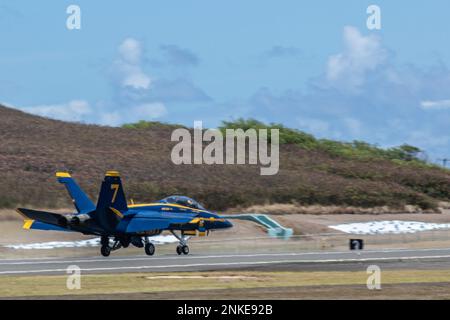 Die Blue Angels der US Navy führen vom 12.. Bis 14.. August 2022 eine Demonstration auf der Kaneohe Bay Air Show im US Marine Corps Stützpunkt Kaneohe Bay durch. Die Air Show in Kaneohe Bay demonstrierte militärische Fähigkeiten und unterhielt viele Besucher mit lokalen Anbietern und Demonstrationsteams wie den Blue Angels. (USA Armeefoto von SPC. Joshua Oller/28. Public Affairs Detachment) Stockfoto