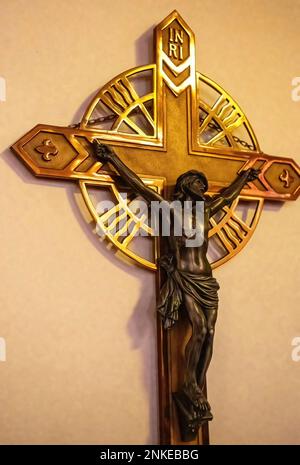 Bild von Jesus gekreuzigt auf einem wunderschönen Kruzifix in der Basilika St. Die katholische Kirche Stanlislaus in Winona, Minnesota, USA. Stockfoto