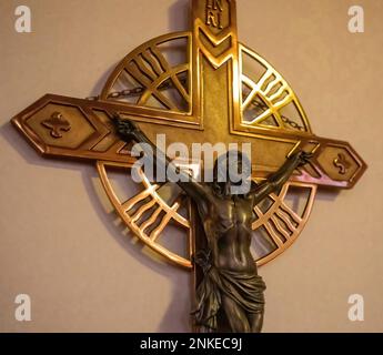 Bild von Jesus gekreuzigt auf einem wunderschönen Kruzifix in der Basilika St. Die katholische Kirche Stanlislaus in Winona, Minnesota, USA. Stockfoto