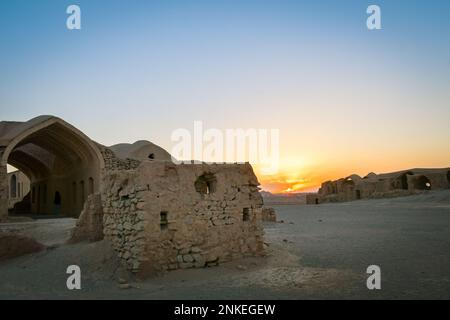 Yazd, Iran - Mai 2022: Ruinen der Zoroastrianer Dakhmeh Towers of Silence in Yazd City Stockfoto