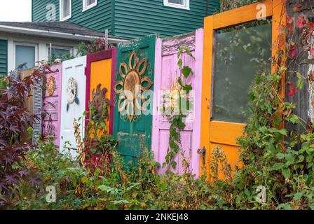 Wunderschöne, farbige Türen in einem Hof in Winona, Minnesota, USA. Stockfoto