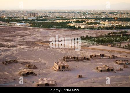 Yazd, Iran - Mai 2022: Ruinen der Zoroastrianer Dakhmeh Towers of Silence in Yazd City Stockfoto