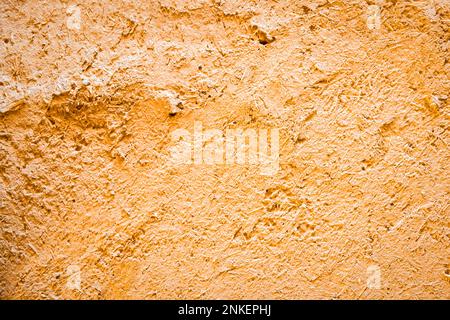 Mauern aus Schlamm im verlassenen Dorf Kharanaq in der Nähe der alten Stadt Yazd im Iran. Stockfoto