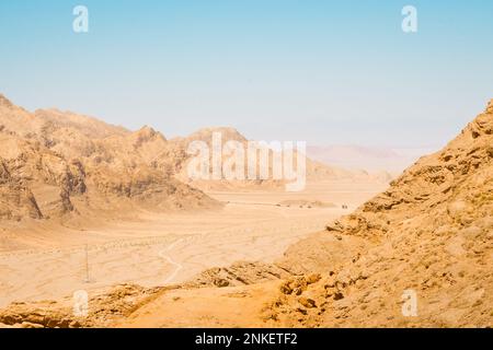 Chak chak, Iran - 4. juni 2022: Malerisches Panorama der Berge aus dem Dorf Chak chak im Iran, naher Osten. Stockfoto