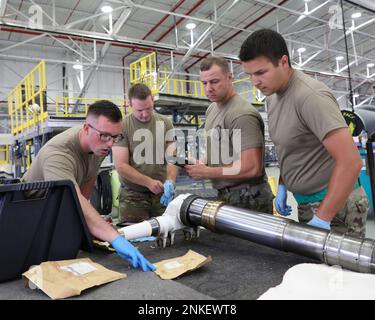 Personal Sgts. Charles Travis, Ryan Grace und Joshua Fye und Airman 1. Class Michael Ritter arbeiten bei Wartungsarbeiten an Komponenten eines KC-135 Stratotanker am Selfridge Air National Guard Base, Michigan, 14. August 2022 zusammen. Die Airmen sind alle hydraulische Mechaniker der Flugzeuge, die dem 191. Wartungsgeschwader am Stützpunkt zugeteilt sind. Während einer planmäßigen Wartung eines KC-135 haben die Airmen die vordere Fahrgestellstrebe entfernt, auf Verschleiß geprüft und neue Dichtungen an der Strebe angebracht. Die Fluggesellschaften nutzen technische Aufträge und überprüfen die Arbeit der anderen, um sicherzustellen, dass alle Flugzeuge Komplimente leisten Stockfoto