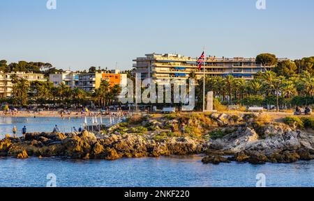 Antibes, Frankreich - 4. August 2022: Denkmal des Zweiten Weltkriegs an Peter Churchill Beach Landung des ungebrochenen U-Boots HMS im Resort Antibes an der Küste von Azur Stockfoto
