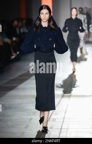 Mailand, Italien. 23. Februar 2023. PRADA Herbst-Winter 2023-2024 Runway während der Mailänder Fashion Week am 2023. Februar in Mailand; Italien 23/02/2023 Guthaben: dpa/Alamy Live News Stockfoto