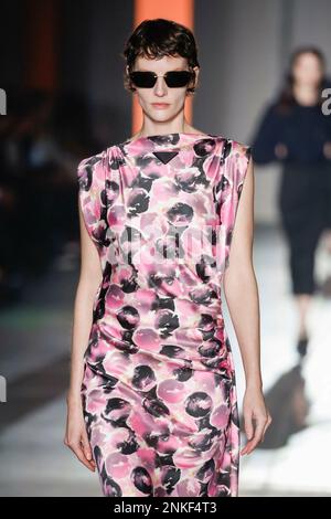 Mailand, Italien. 23. Februar 2023. PRADA Herbst-Winter 2023-2024 Runway während der Mailänder Fashion Week am 2023. Februar in Mailand; Italien 23/02/2023 Guthaben: dpa/Alamy Live News Stockfoto