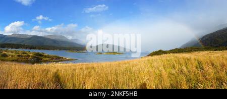 Regenbogen über Beaggle Channel, Tierra Del Fuego oder Land of Fire National Park Scenic Landscape, Ushuaia Argentina am Ende der Welt Stockfoto