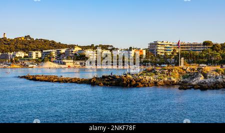 Antibes, Frankreich - 4. August 2022: Denkmal des Zweiten Weltkriegs an Peter Churchill Beach Landung des ungebrochenen U-Boots HMS im Resort Antibes an der Küste von Azur Stockfoto