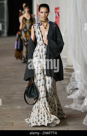 Mailand, Italien. 22. Februar 2023. ETRO Herbst-Winter 2023-2024 Runway während der Mailänder Fashion Week am 2023. Februar in Mailand; Italien 22/02/2023 Gutschrift: dpa/Alamy Live News Stockfoto