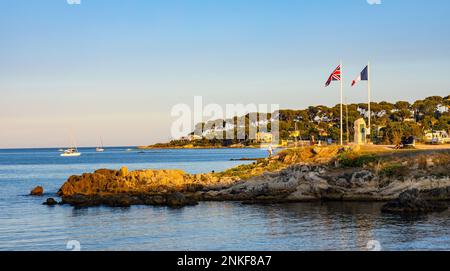 Antibes, Frankreich - 4. August 2022: Denkmal des Zweiten Weltkriegs an Peter Churchill Beach Landung des ungebrochenen U-Boots HMS im Resort Antibes an der Küste von Azur Stockfoto