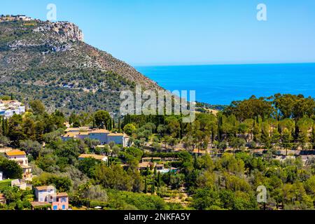 Eze, Frankreich - 1. August 2022: Panoramablick auf das Tal der Stadt Eze inmitten der Alpenhügel und des Wohngebiets mit Sommerhäusern und Villen an der französischen Riviera Stockfoto