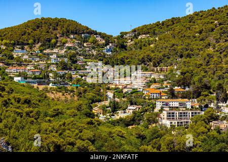 Eze, Frankreich - 1. August 2022: Panoramablick auf das Tal der Stadt Eze inmitten der Alpenhügel und des Wohngebiets mit Sommerhäusern und Villen an der französischen Riviera Stockfoto