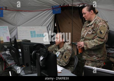 Sgt. 1. Klasse Brittany McFadden, Kampfunkommisionierter Offizier, Left, und Sgt. Jacqulne Blackiston, zukünftiger unkommisionierter Offizier, beide mit der 29. Kampfluftfahrtbrigade, Maryland Army National Guard bereiten sich auf zukünftige Operationen während des Northern Strike in Camp Grayling, Michigan, am 14. August 2022 vor. Das 29. CAB, angeführt von Oberst Richard Ferguson, verfügt über etwa 100 Soldaten der Nationalgarde der Maryland Army, die während des nördlichen Streiks 22 vom 6. Bis 20. August 2022 Befehls- und Kontrollkapazitäten für alle Bereiche bereitstellten. Stockfoto