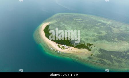 Top Blick auf die tropische Insel und einen Sandstrand im Meer. Honda Bay Palawan, Philippinen. Stockfoto