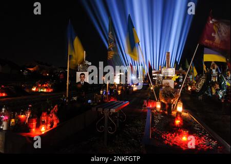 Lemberg, Ukraine. 23. Februar 2023. Gräber der gefallenen Soldaten auf dem Friedhof Lychakiv, wo Hunderte ukrainischer Soldaten, die im letzten Jahr gestorben sind, bei einer Gedenkveranstaltung begraben werden, da symbolische "Erinnerungsstrahlen" auf dem Militärfriedhof Lychakiv beleuchtet wurden, um den ersten Jahrestag des russischen Krieges gegen Russland zu feiern Ukraine. Russland marschierte am 24. Februar 2022 in die Ukraine ein und löste damit den größten militärischen Angriff in Europa seit dem Zweiten Weltkrieg aus Kredit: SOPA Images Limited/Alamy Live News Stockfoto