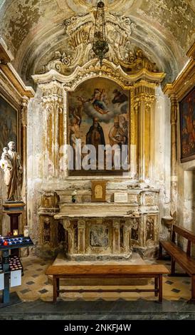 Eze, Frankreich - 1. August 2022: Apse-Kapelle und Kloster der Mariä-Himmelskirche, Notre Dame de l'Assomption in der historischen Altstadt von Eze auf Azure Stockfoto