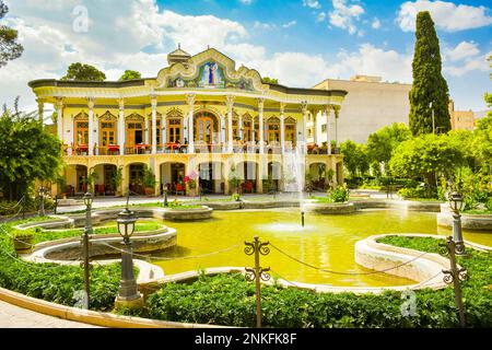 Shiraz, Iran -10. juni 2022: Beliebtes Touristenziel - wunderschönes Haus im Shapouri-Garten im Zentrum von Shiraz Stockfoto