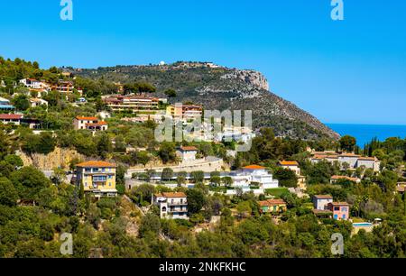 Eze, Frankreich - 1. August 2022: Panoramablick auf das Tal der Stadt Eze inmitten der Alpenhügel und des Wohngebiets mit Sommerhäusern und Villen an der französischen Riviera Stockfoto