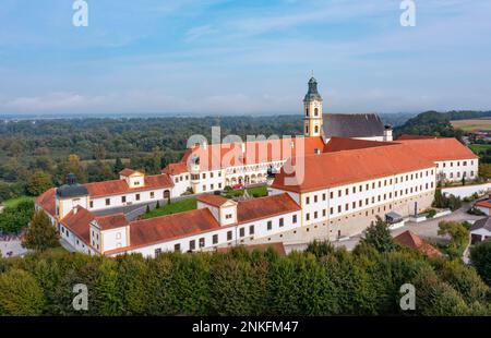 Osterreich, Oberösterreich, Reichersberg, Dronenblick auf das Kloster Augustiner-Chorherrenstift Reichersberg Stockfoto