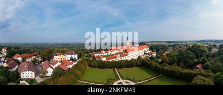 Österreich, Oberösterreich, Reichersberg, Drone Panorama des Augustiner-Chorherrenstift Reichersberg Klosters und der umliegenden Stadt Stockfoto