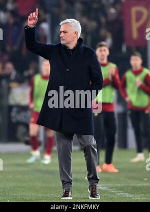 Rom, Italien. 23. Februar 2023. Romas Cheftrainer Jose Mourinho Gesten während des Europa League Play-off-Spiels auf der zweiten Etappe zwischen Roma und Salzburg am 23. Februar 2023 in Rom, Italien. Kredit: Augusto Casasoli/Xinhua/Alamy Live News Stockfoto