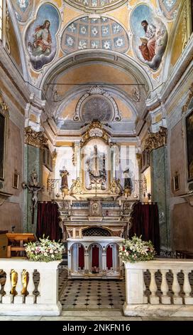 Eze, Frankreich - 1. August 2022: Hauptschiff und Presbyterie der Kirche Our Lady Himmelfahrt, Notre Dame de l'Assomption in der historischen Altstadt von Eze auf Azure Stockfoto