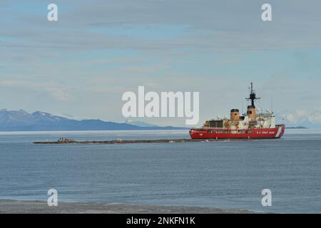 Der schwere Eisbrecher USCGC Polar Star (WAGB 10) verlegt die McMurdo Station, den Antarktis-Eispier ins Meer, um zu schmelzen und zu verhindern, dass er eine Gefahr für die Navigation darstellt. Gemeinsame Task Force-Support Forces Antarctica, überwacht die Aktivitäten der gemeinsamen Dienste und unterstützt die National Science Foundation und das United States Antarctic Program durch Operation Deep Freeze durch das Verteidigungsministerium. (USA Marinefoto von Senior Chief Mass Communication Specialist RJ Stratchko/veröffentlicht) Stockfoto