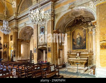 Eze, Frankreich - 1. August 2022: Apse-Kapelle und Kloster der Mariä-Himmelskirche, Notre Dame de l'Assomption in der historischen Altstadt von Eze auf Azure Stockfoto