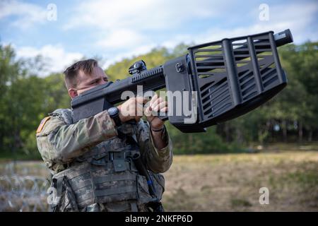 Staff Sgt. Noah Straman, der Hauptquartier- und Hauptquartier-Kompanie, 37. Infanterie-Brigade-Kampfteam, feuert einen DroneDefender ab, um gemeinsame Frequenzen zu blockieren, auf denen Drohnen während der Operation Northern Strike in Camp Grayling, Michigan, 14. August 2022, operieren. Die Teilnehmer an der Übung arbeiten in einer multidisziplinären, kombinierten gemeinsamen Umgebung, um ihre gemeinsamen Fähigkeiten zur Steuerung und Steuerung aller Bereiche zu verbessern, indem ältere und moderne Geräte in künftige Innovationen integriert werden. Stockfoto