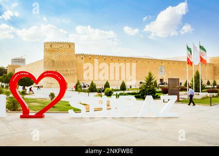 Shiraz, Iran - 10. juni - 2022. Juni: Shiraz-Schild mit Festungspanorama und Touristen Stockfoto