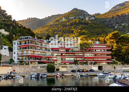 Eze, Frankreich - 1. August 2022: Yachthafen und Jachthafen Silva Maris im Ferienort Eze sur Mer mit Hotels und Strand an der französischen Riviera Coast von Mediterran Stockfoto