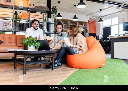 Geschäftsfrau mit Kollegen im Büro Stockfoto