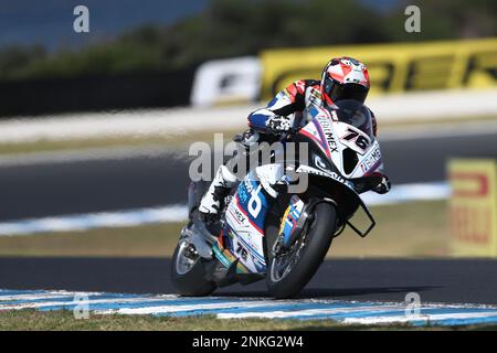 Victoria, Australien. 24. Februar 2023. Loris Baz (FRA)Racing für Bonovo Action BMW – Fahren mit dem BMW M1000RR während der Australian Grand Ridge Round 2023 der MOTUL FIM Superbike World Championship 2023 in Phillip Island, Australien am 24. Februar 2023 – Bildgutschrift: brett keating/Alamy Live News Stockfoto