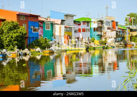 Bandar Anzali, Iran - 10. juni 2022: Wunderschöne farbenfrohe iranische Häuser entlang der Feuchtgebiete in Bandar Anzali, touristenattraktion an der kaspischen Küste. Stockfoto