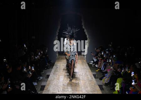 Mailand, Italien. 23. Februar 2023. MOSCHINO Herbst-Winter 2023-2024 Runway während der Mailänder Fashion Week am 2023. Februar in Mailand; Italien 23/02/2023 Guthaben: dpa/Alamy Live News Stockfoto