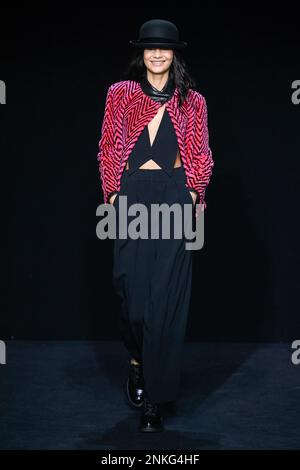 EMPORIO ARMANI Herbst-Winter 2023-2024 Runway während der Mailänder Modewoche am 2023. Februar in Mailand; Italien 23/02/2023 Stockfoto