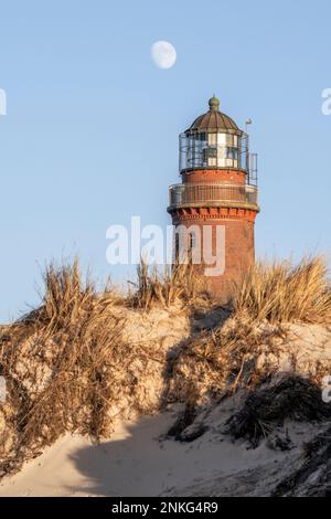 Deutschland, Mecklenburg-Vorpommern, Sanddüne vor dem Leuchtturm Darsser Ort Natureum bei Dämmerung Stockfoto