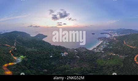 Panoramablick aus der Vogelperspektive wunderschöner Himmel über dem blauen Meer am Aussichtspunkt Three Beaches. Ein beliebtes Wahrzeichen mit drei Stränden und einem wunderschönen Sonnenuntergang. Kata Noi Stockfoto